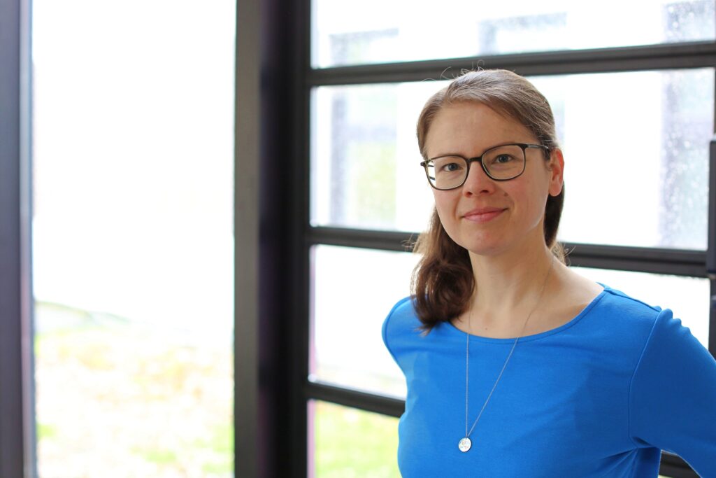 Juliane Becher (Jule, die Content-Macherin) lächelt in die Kamera.