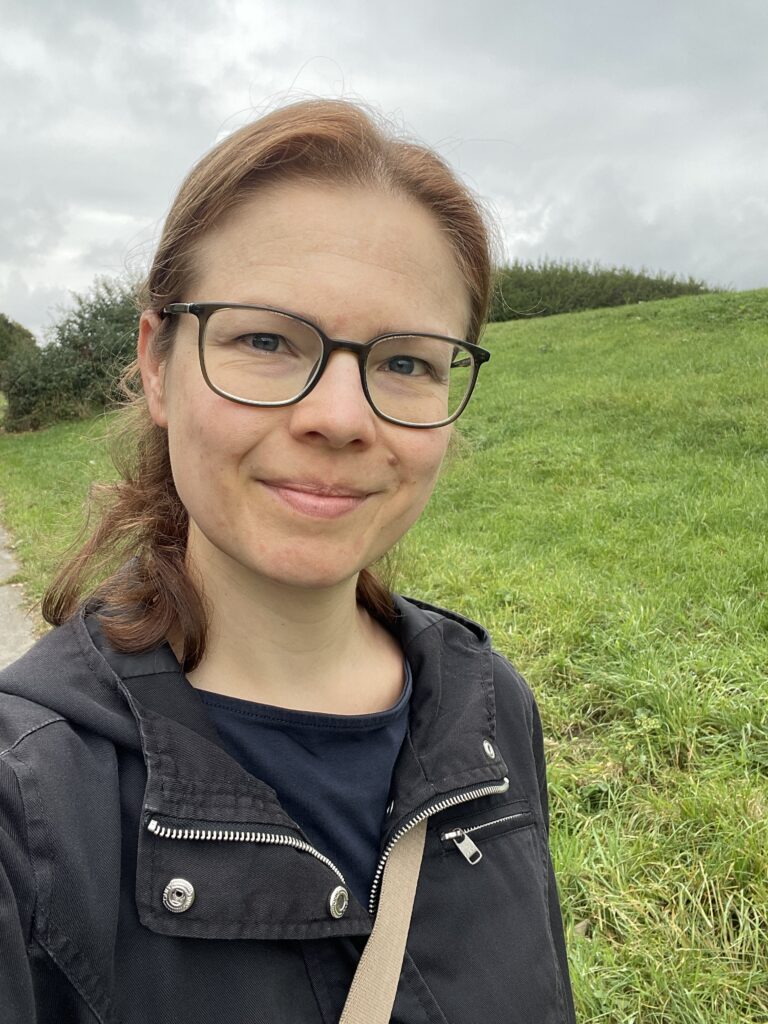 Juliane becher beim Spaziergang 