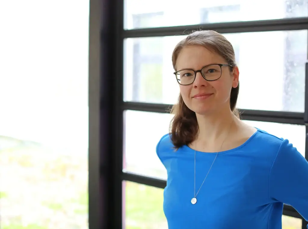 Juliane Becher_Fenster Juliane Becher (Jule, die Content-Macherin) lächelt in die Kamera.