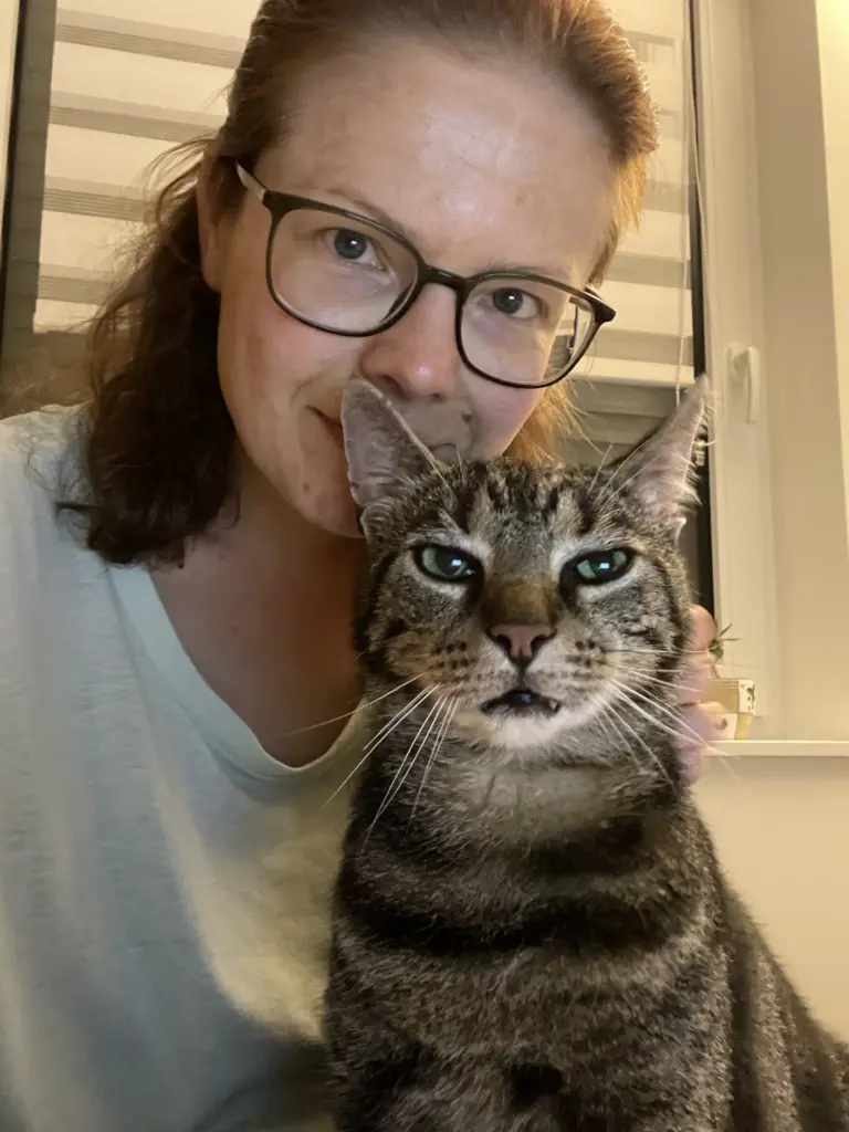 Jule Becher_Katze Jule Becher mit ihrem Kater